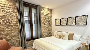 Standaard tweepersoonskamer, 1 kingsize bed met slaapbank (King bed) | Een kluis op de kamer, individueel gedecoreerd, individueel gemeubileerd