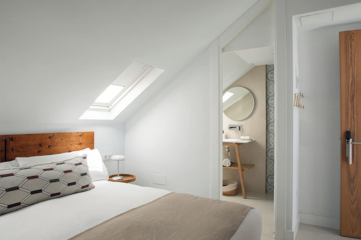 Double Room (King bed) | In-room safe, blackout drapes, soundproofing, WiFi (free)