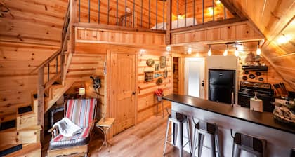Cozy A-Frame w/hot tub-Near Pristine Lake Ouachita and Hot Springs National Park