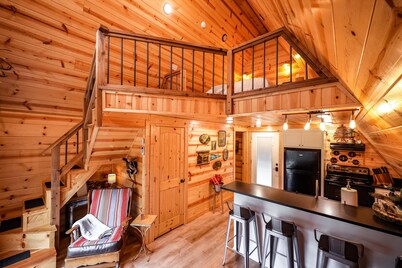 Cozy A-Frame w/hot tub-Near Pristine Lake Ouachita and Hot Springs National Park