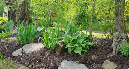 Beautiful private country setting, 4 miles to Little Patoka Boat Ramp.