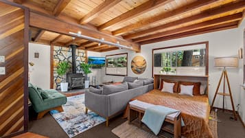 3 bedrooms, desk, free WiFi, bed sheets