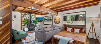 Hot Tub, Secluded West Shore Cabin! Pets OK!