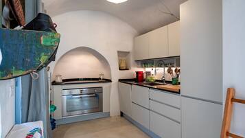 Frigorifero, forno, piano cottura, lavastoviglie