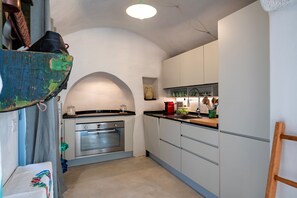 Kylskåp, ugn, spishäll och diskmaskin