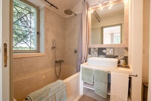 Baignoire, sèche-cheveux, serviettes fournies