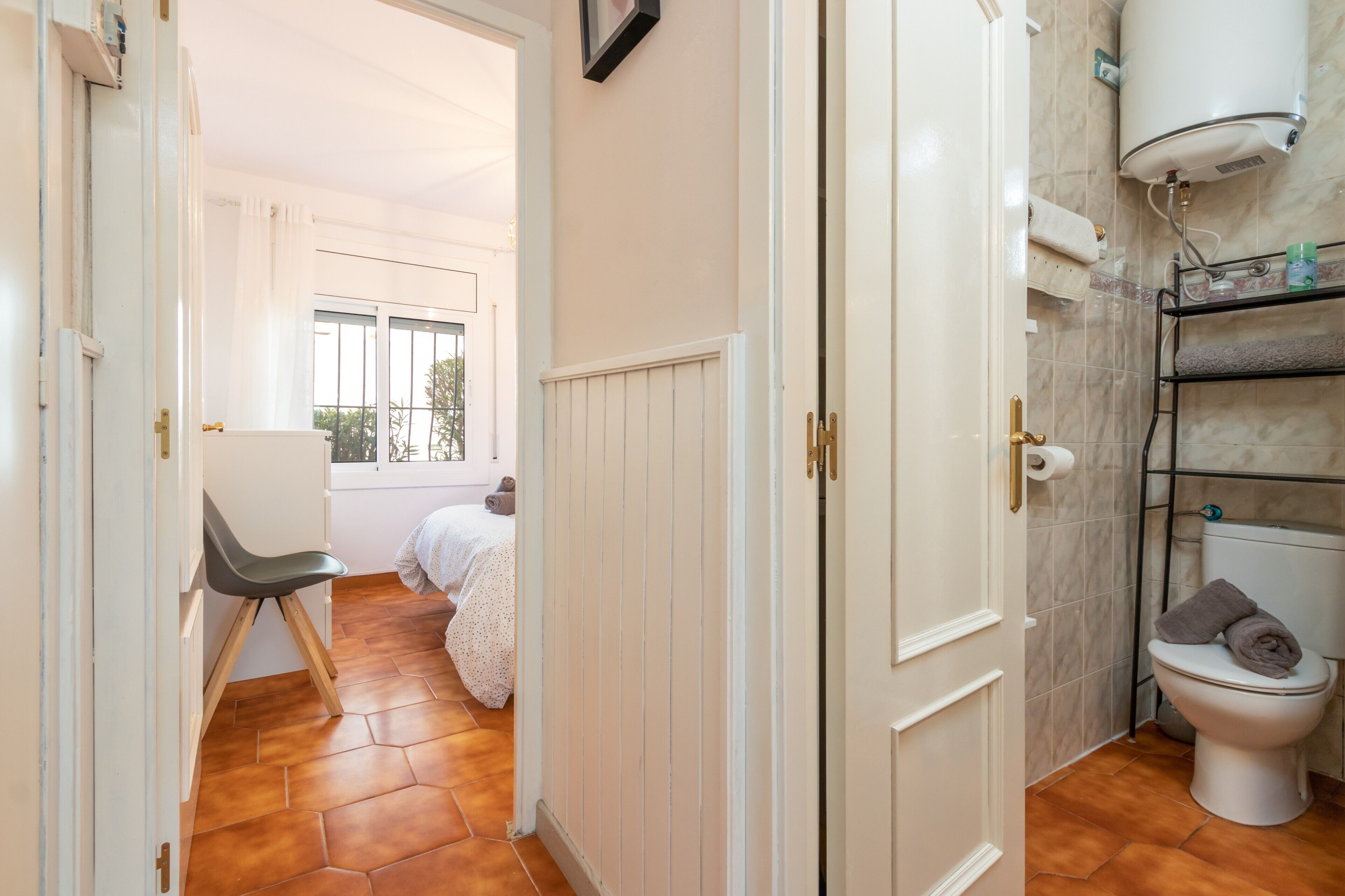 Une salle de bain avec des toilettes, une douche et un lavabo.