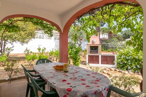 Outdoor dining - Holiday Home 'Giovanni' with Shared Terrace and Wi-Fi (L'Escala)
