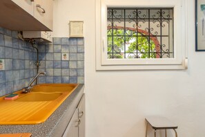 Kühlschrank, Mikrowelle, Herdplatte, Wasserkocher mit Kaffee-/Teezubehör