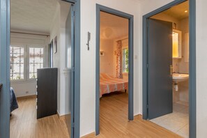 2 bedrooms, iron/ironing board, free WiFi, bed sheets - Holiday Home 'Giovanni' with Shared Terrace and Wi-Fi (L'Escala)