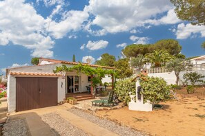 Exterior - Holiday Home 'Giovanni' with Shared Terrace and Wi-Fi (L'Escala)