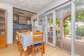 Dining - Holiday Home 'Giovanni' with Shared Terrace and Wi-Fi (L'Escala)