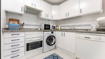 Een koelkast, een microgolfoven, een oven, een kookplaat