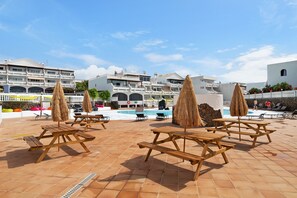 Outdoor dining - Vacation Apartment 'Casa Las Palmeras' with Shared Pool, Private Terrace and Wi-Fi (Costa Teguise)