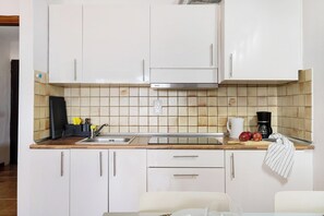 Een koelkast, een magnetron, een oven, een kookplaat