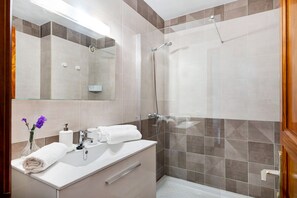 Dusche, Haartrockner, Handtücher