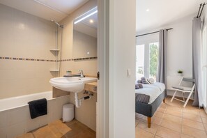 Bathtub, free toiletries, hair dryer, towels