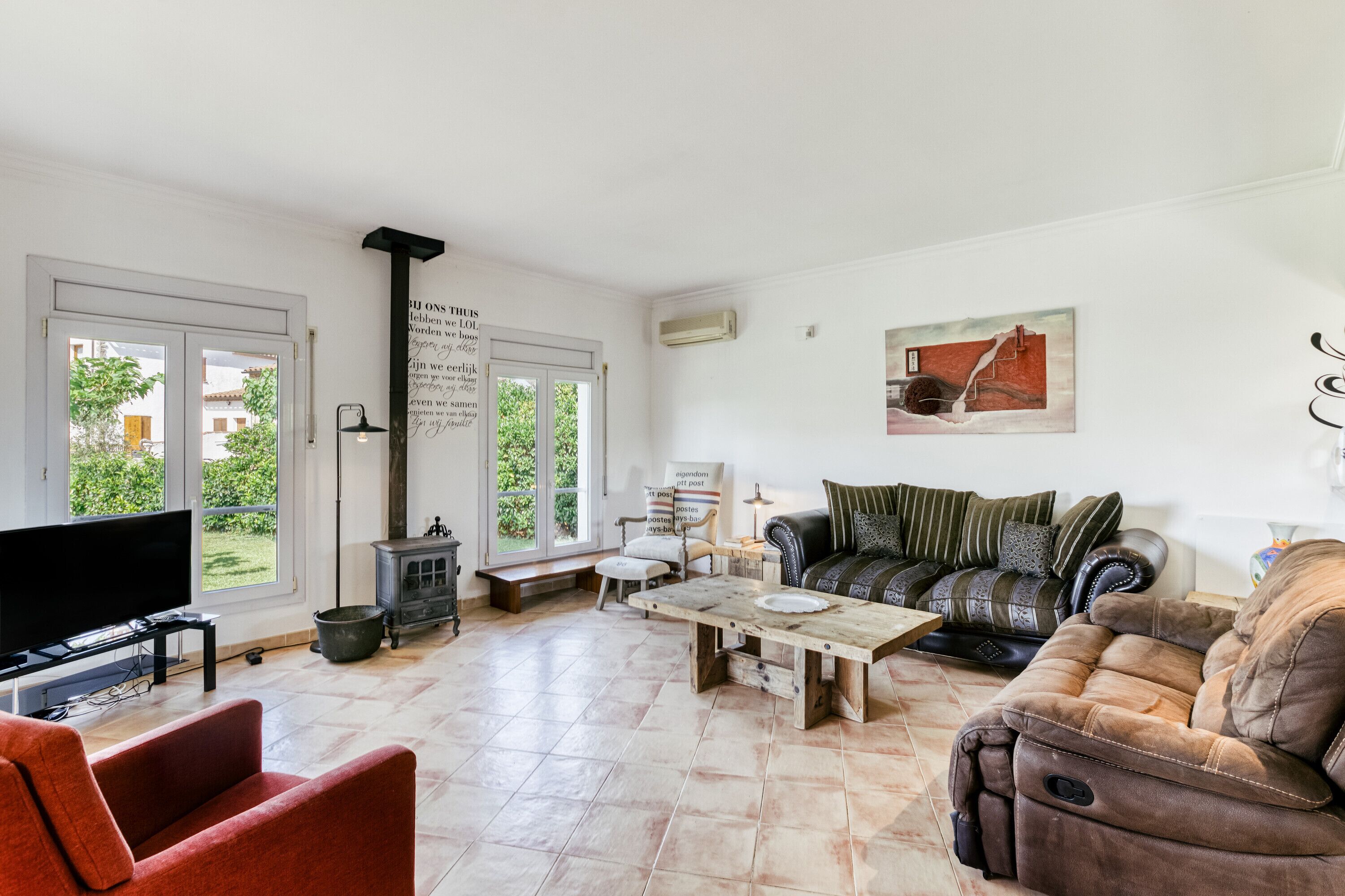 Una televisión, una chimenea