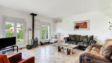 Una televisión, una chimenea