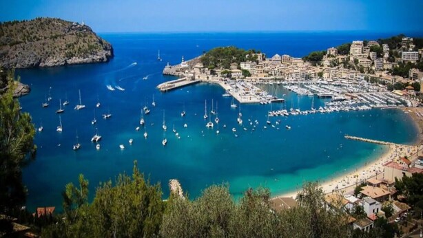A coastal town with a marina, buildings, and a beach. - Holiday Apartment Ca Na Magda with Sea View, Wi-Fi, A/C & Balcony (Port de Sóller)