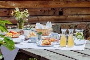 Outdoor dining - Apartment 'Vernalhof Apt Panorama' with Mountain View, Shared Terrace and Wi-Fi (Sluderno)