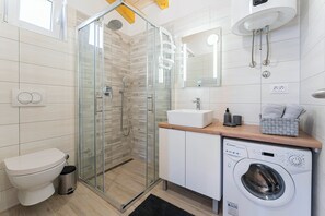 Shower, hair dryer, towels