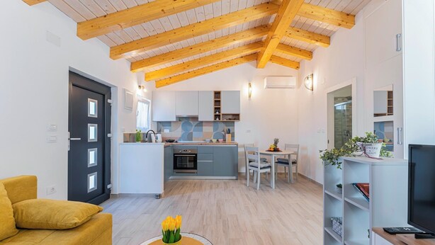 Un apartamento moderno con cocina, comedor y sala de estar.