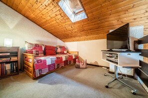 2 bedrooms, iron/ironing board, bed sheets