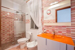 Douche, sèche-cheveux, serviettes fournies