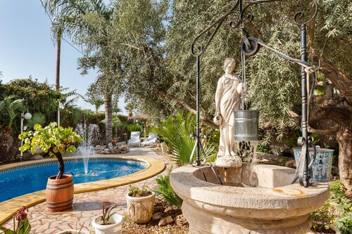 Studio 'Alojamiento Ruizo' with Mountain Views, Shared Pool and Wi-Fi