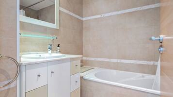 Badewanne, Haartrockner, Handtücher