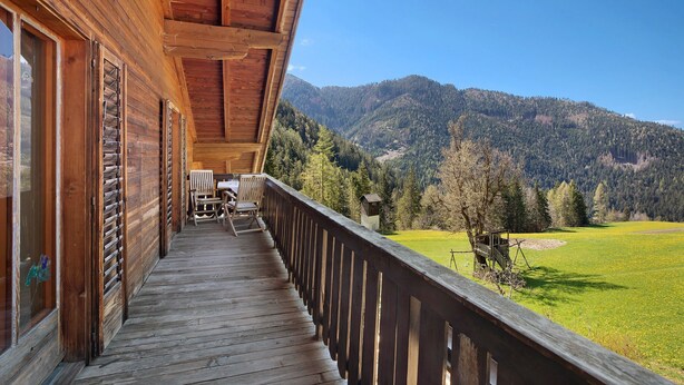 A wooden balcony with a view of a mountainous landscape. - Holiday Apartment "Pischlhof Apt Lärche" with Mountain View, Balcony & Shared Garden (Aldino)