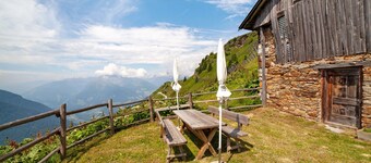 Casa de vacaciones "Enzianhuette" con vistas a la montaña, 3 balcones y terraza compartida