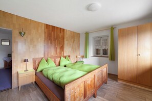 5 bedrooms, bed sheets