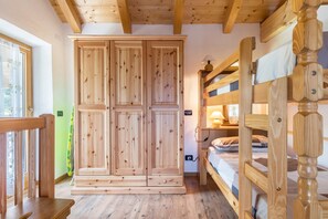2 bedrooms, WiFi, bed sheets - Chalet 'Baita Bocheto' with Balcony & Terrace (Levico Terme)