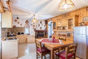 Fridge, microwave, oven, stovetop - Chalet 'Baita Bocheto' with Balcony & Terrace (Levico Terme)