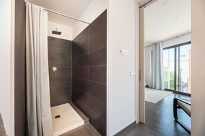 Badekar, hårføner og håndklær