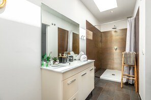 Badewanne, Haartrockner, Handtücher