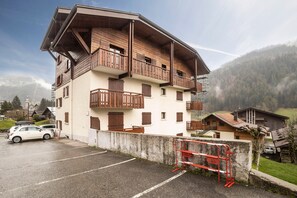 Exterior - Studio Apartment "Cabine Le Charvet" with Mountain View & Balcony (Le Grand-Bornand)