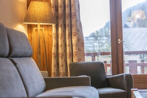 TV - Studio Apartment "Cabine Le Charvet" with Mountain View & Balcony (Le Grand-Bornand)