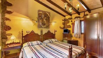 Een kamer met een houten bed, een televisie en een kunstwerk aan de muur.
