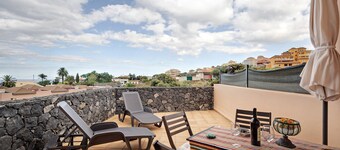 Vacation Home "El Zumacal" with Sea View, Shared Pool & Wi-Fi