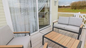 Una terraza con un sofá, sillas y una mesa.