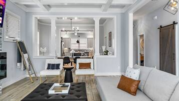 Älytelevisio, takka, pöytäjalkapallopöytä, kirjoja