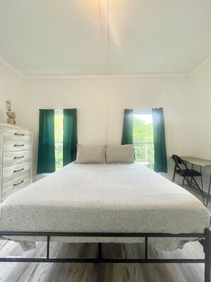 4 bedrooms, desk, free WiFi, bed sheets