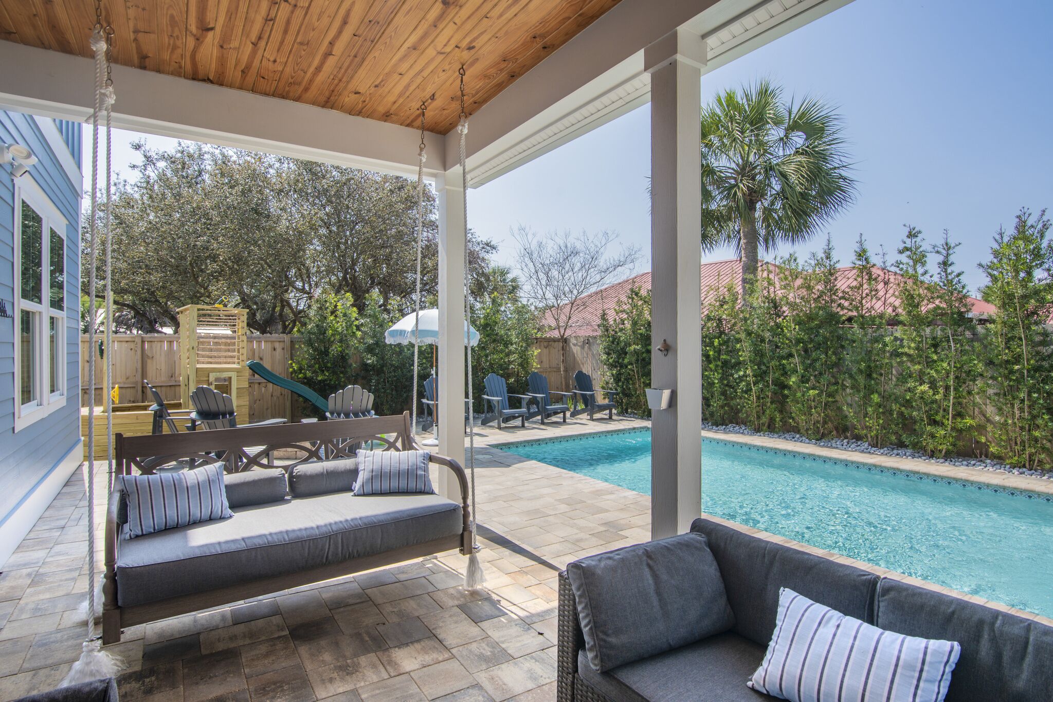 2 Blocks to Beach, Heated Pool Sept-Oct. 2 living rooms.Playground.Bikes.