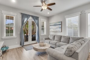 智能电视、壁炉、DVD 播放器、书