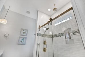 Douche, sèche-cheveux, serviettes fournies, savon