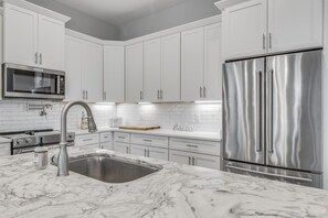 冰箱、微波炉、烤箱、炉灶