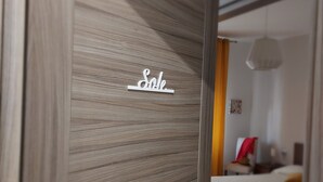 A room with a wooden door and a 'Sale' sign on it. - Sapore di Mare Holidays (Maiori)